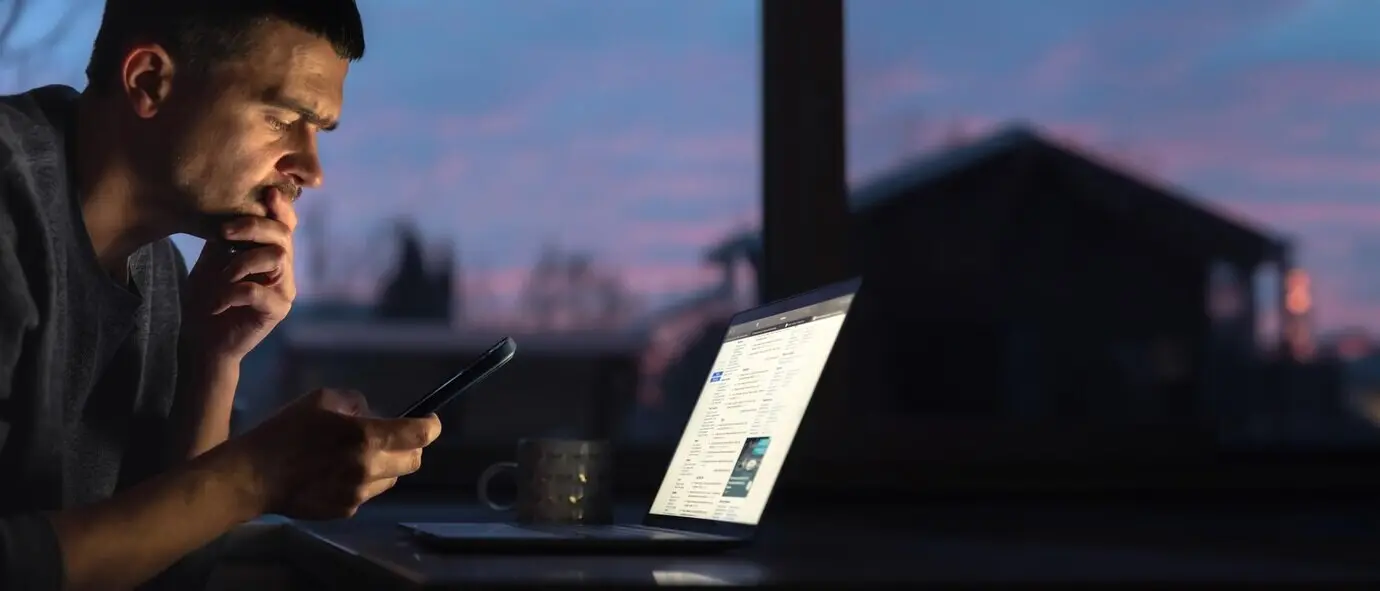 Молодой мужчина работает за ноутбуком. Мужчина с ноутбуком.