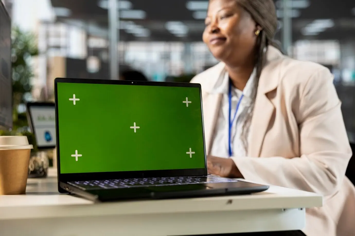 Афроамериканский офисный сотрудник, проверяющий аналитические данные, со свободным пространством для текста.